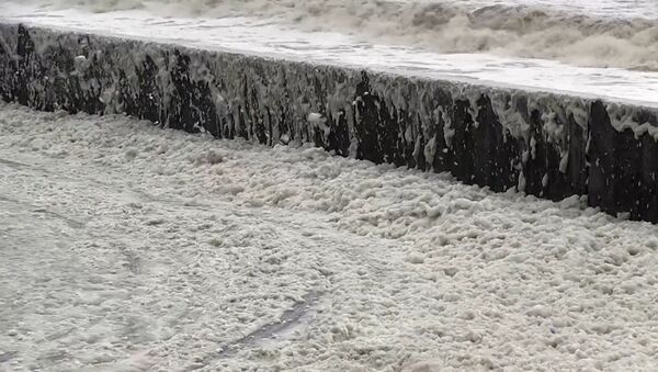 Похожая на снег морская пена накрыла побережье в Англии - Sputnik Южная Осетия