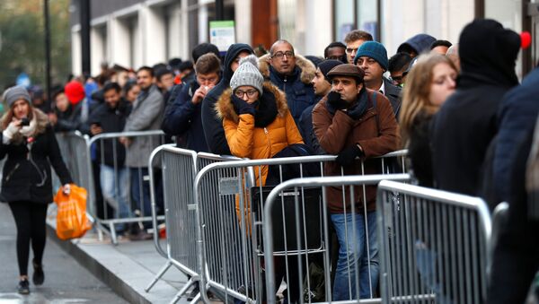Люди в очереди за новым iPhone X во время старта продаж нового смартфона в Лондоне - Sputnik Южная Осетия