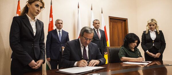 Подписание соглашений между министерствами образования РЮО и РА Подписание соглашений между министерствами образования РЮО и РА - Sputnik Южная Осетия