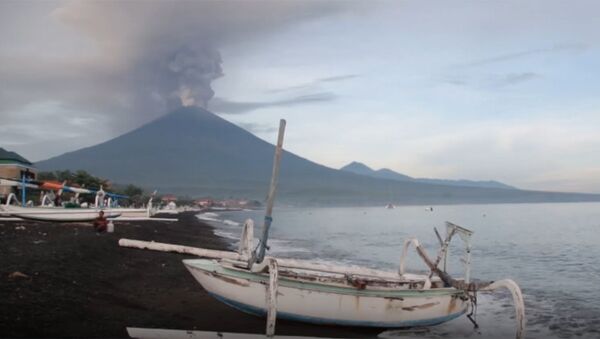 Вулкан Агунг на Бали выбросил столб дыма и пепла - Sputnik Южная Осетия