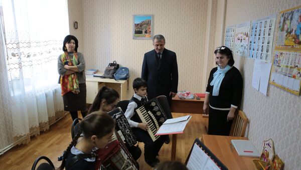 Анатолий Бибилов посетил музыкальную школу №2 - Sputnik Южная Осетия
