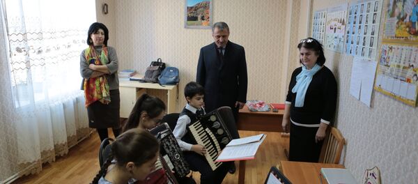 Анатолий Бибилов посетил музыкальную школу №2 - Sputnik Южная Осетия
