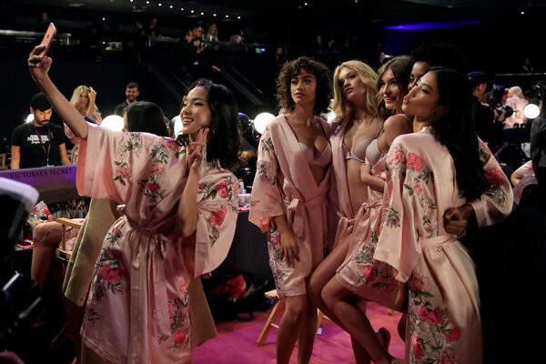 Модели до начала шоу Victoria's Secret в Шанхае, Китай - Sputnik Южная Осетия