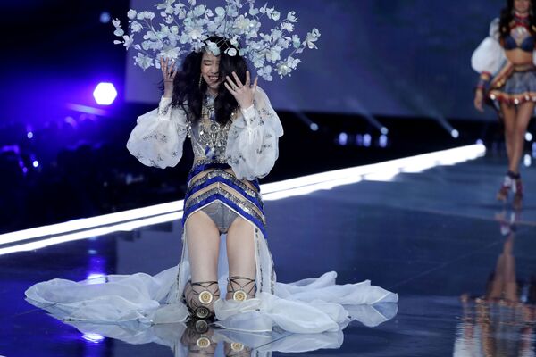 Модель Мин Си во время падения на шоу Victoria's Secret в Шанхае, Китай - Sputnik Южная Осетия