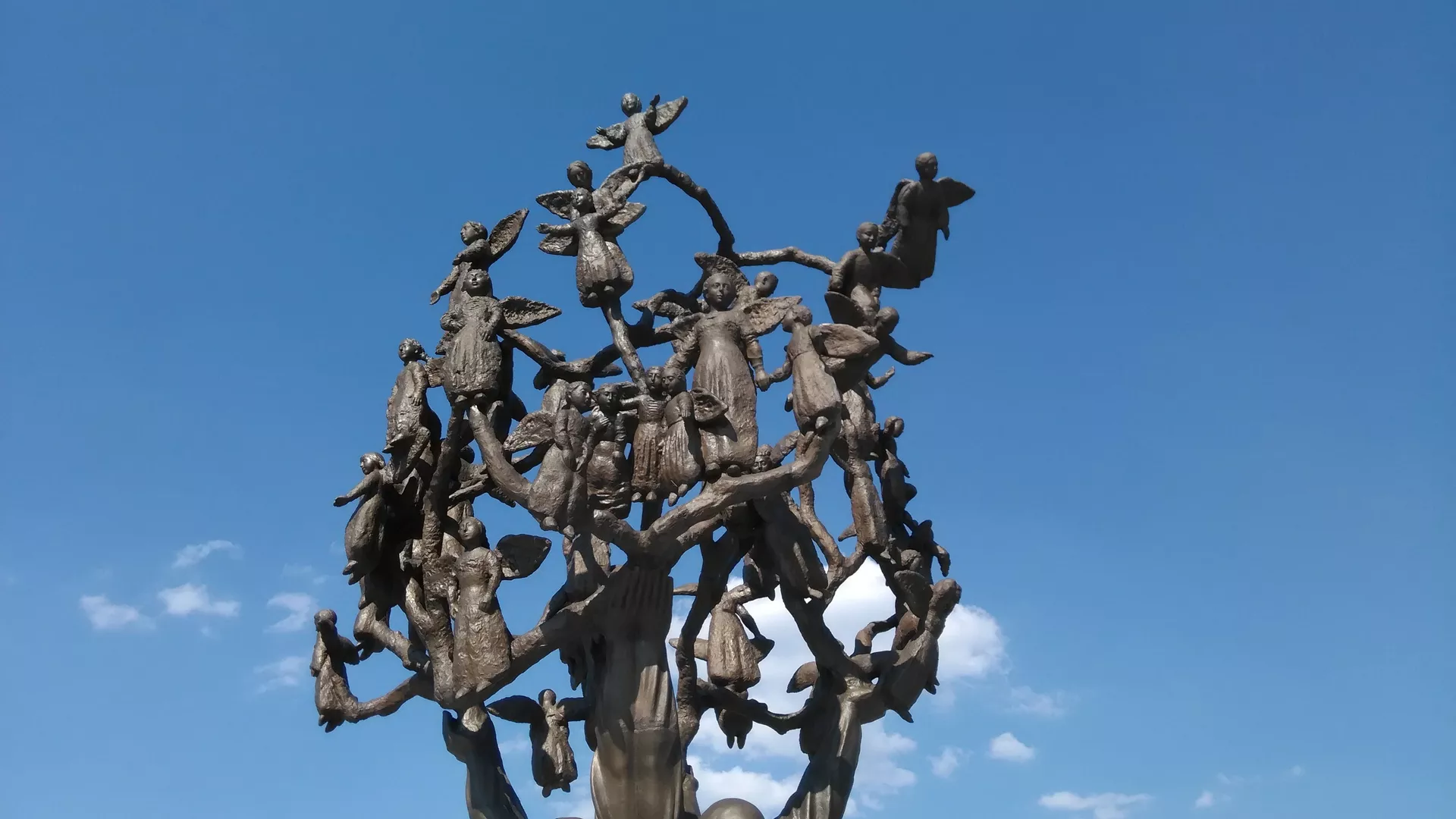 Древо скорби в Беслане