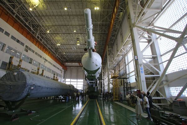 Завершение сборки и подготовка к вывозу на старт ракеты Союз ТМА-17М - Sputnik Южная Осетия