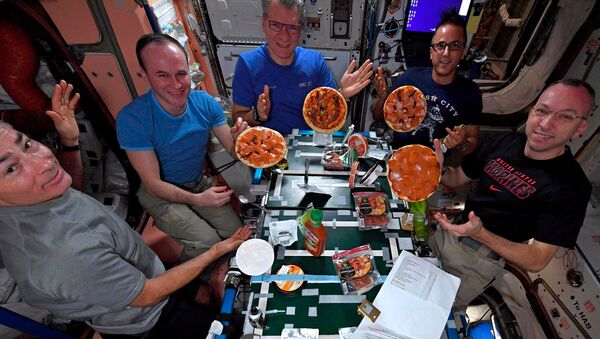 Высокая кухня: космонавтов МКС накормили итальянской пиццей - Sputnik Южная Осетия