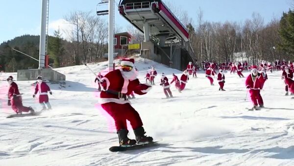 В США сотни Санта-Клаусов прокатились на лыжах и сноубордах - Sputnik Южная Осетия