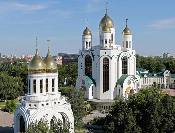 Собор Христа Спасителя (на заднем плане) и Церковь Петра и Февронии - Sputnik Южная Осетия
