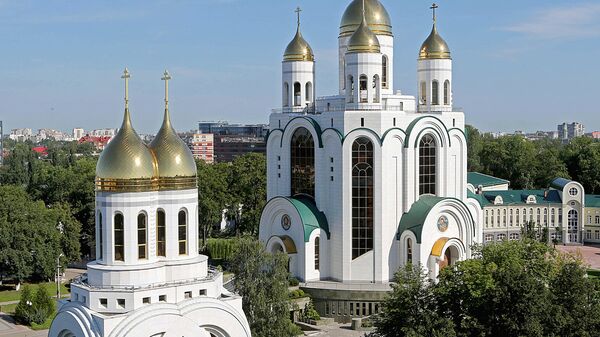 Собор Христа Спасителя (на заднем плане) и Церковь Петра и Февронии  - Sputnik Южная Осетия