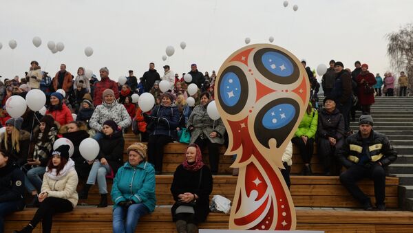 Символ чемпионата мира по футболу в России на Михайловской набережной в Новосибирске - Sputnik Южная Осетия