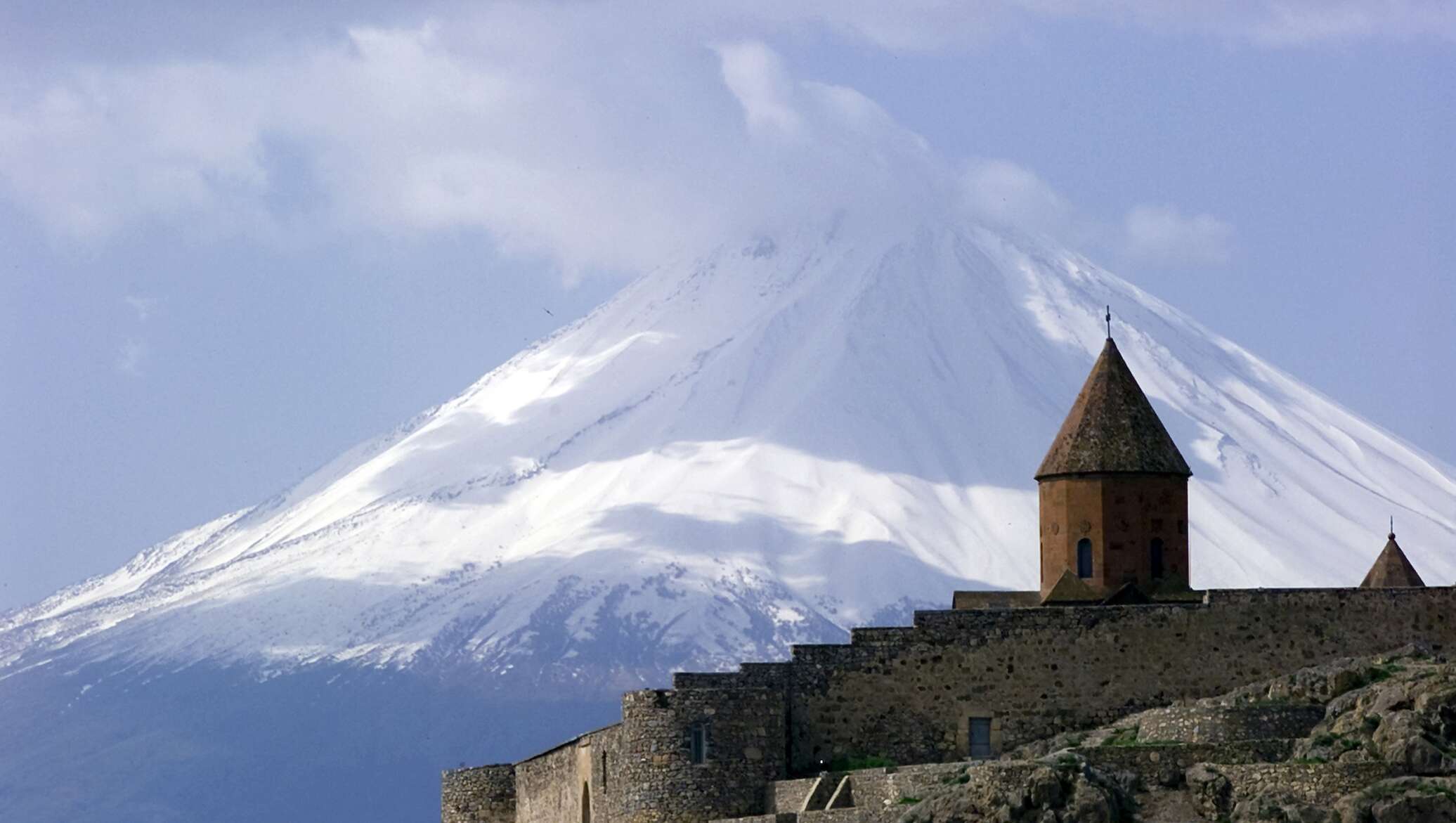 Самый высокий массив армянского нагорья. Гора Арарат (Восток Турции). Фото горы Арарат со стороны Армении. Самая большая гора в Армении. Арарат гора в тумане.