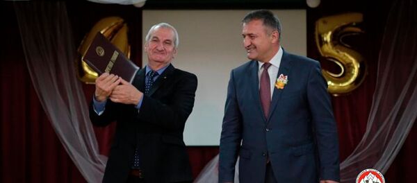 Президент Анатолий Бибилов принял участие в праздничном мероприятии, посвященном 45-летию СОШ №12 им. Юрия Гагарина г. Цхинвал - Sputnik Южная Осетия