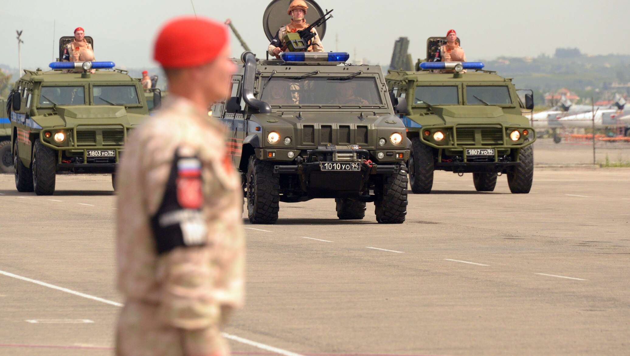 Военными решу. Военная полиция Хмеймим. Военная полиция РФ В Сирии Хмеймим. Военная полиция Сирия Хмеймим. Парад в Сирии 2017.