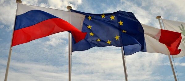 Флаги России, ЕС, Франции и герб Ниццы на набережной Ниццы Флаги России, ЕС, Франции и герб Ниццы на набережной Ниццы - Sputnik Южная Осетия