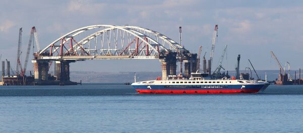 Автодорожная арка Крымского моста поднята на опоры Автодорожная арка Крымского моста поднята на опоры - Sputnik Южная Осетия