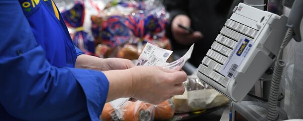 Кассир считает деньги в магазине Кассир считает деньги в магазине - Sputnik Южная Осетия