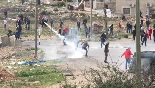 Протестующие палестинцы жгли шины и кидали камни в израильских солдат - Sputnik Южная Осетия