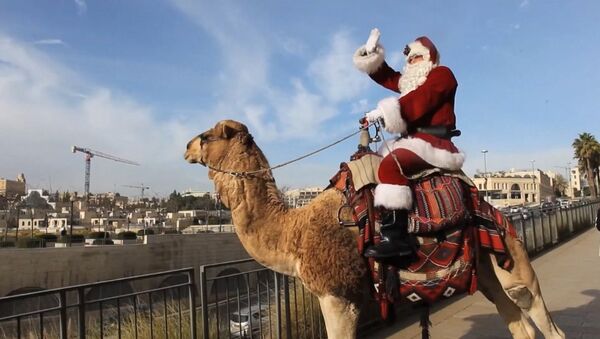 Вместо оленей верблюд: Санта-Клаус  привез рождественское настроение в Восточный Иерусалим - Sputnik Южная Осетия