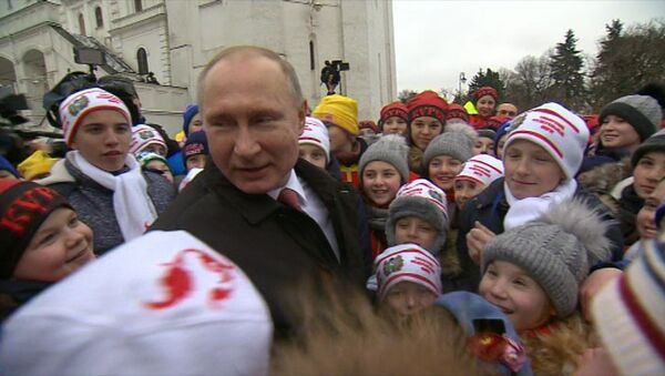 Путин пообщался с детьми после Кремлевской елки - Sputnik Южная Осетия