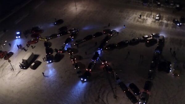 Автоелка: более 50 машин выстроились в фигуру новогодней ели во Владимире - Sputnik Южная Осетия