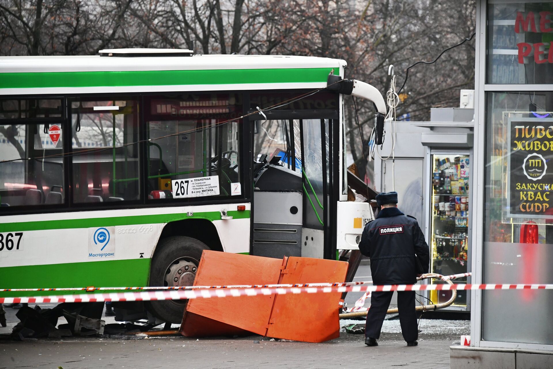 Автобус врезался в остановку на северо-западе Москвы Автобус врезался в остановку на северо-западе Москвы - Sputnik Южная Осетия, 1920, 07.06.2025