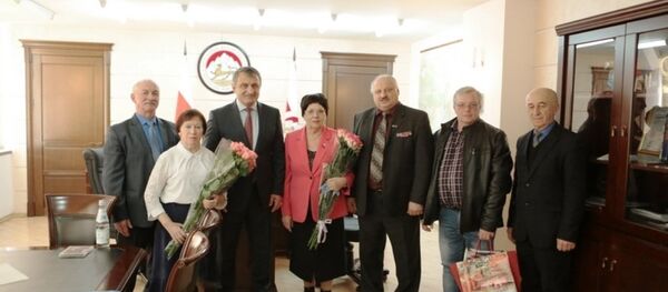 Президент РЮО встретился с координаторами проекта Взывает взорванный Цхинвал Президент РЮО встретился с координаторами проекта Взывает взорванный Цхинвал - Sputnik Южная Осетия