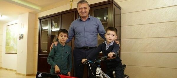 Бибилов исполнил новогодние желания воспитанников дома-интерната - Sputnik Южная Осетия