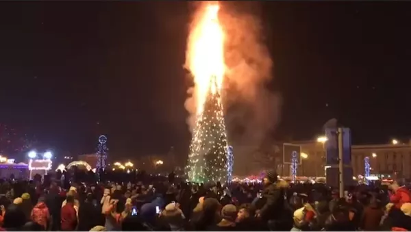 Полыхающая елка в Южно-Сахалинске попала на видео - Sputnik Южная Осетия