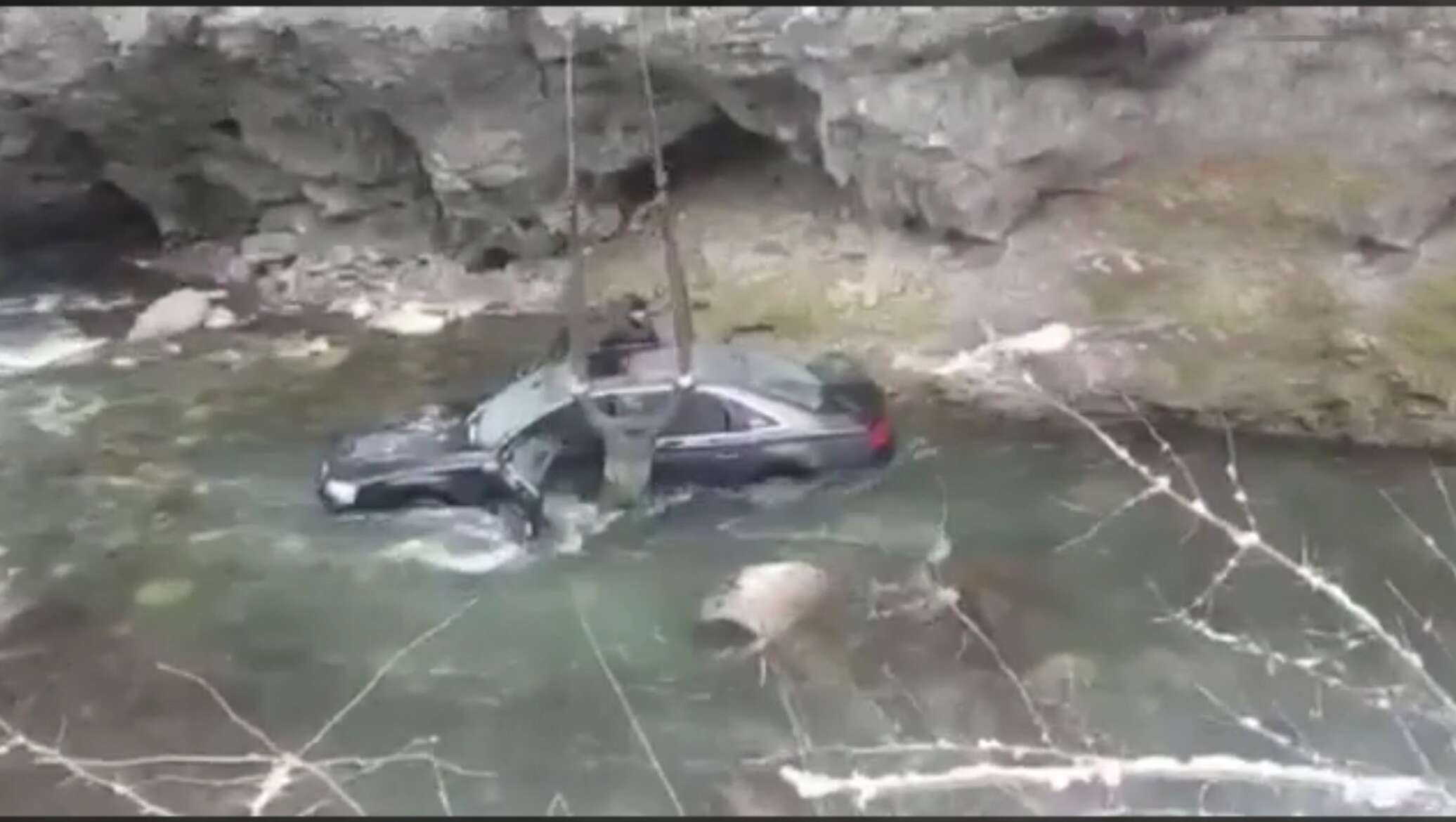 Машина упала в горной реке