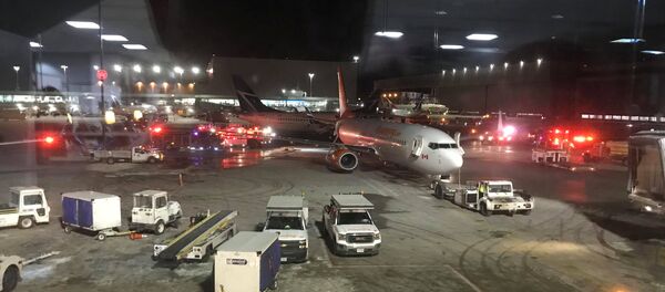 Автомобили аварийных служб в аэропорту Пирсон в Торонто, Канада, 5 января 2018 года Автомобили аварийных служб в аэропорту Пирсон в Торонто, Канада, 5 января 2018 года - Sputnik Южная Осетия