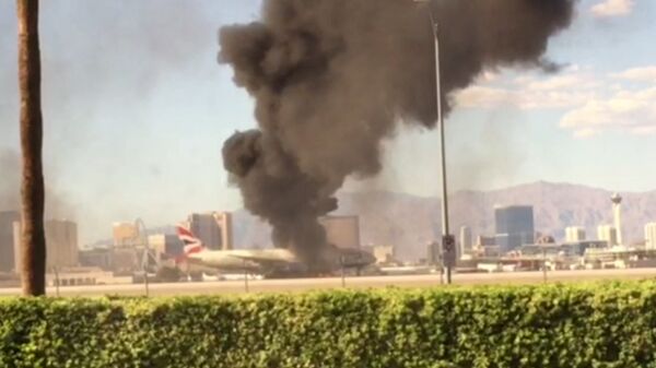 СПУТНИК_Густой дым поднялся над горящим самолетом в аэропорту Лас-Вегаса - Sputnik Южная Осетия