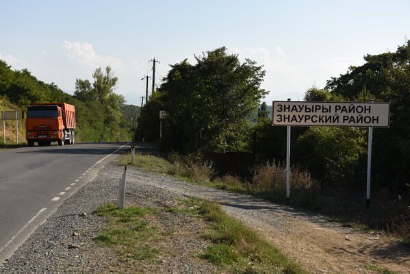 Дорожный знак Знаурский район - Sputnik Южная Осетия