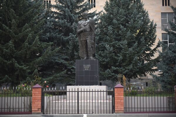 Памятник Айдарова Знауру Знаурбеговичу в поселке Знаур - Sputnik Хуссар Ирыстон