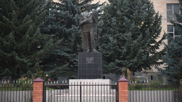 Памятник Айдарову Знауру Знаурбеговичу в поселке Знаур - Sputnik Южная Осетия
