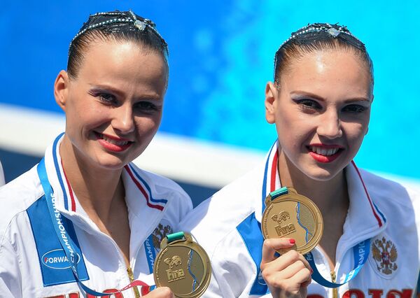 Светлана Колесниченко и Александра Пацкевич, завоевавшие золотые медали в соревнованиях по синхронному плаванию - Sputnik Южная Осетия