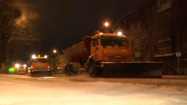 Последствия снегопада во Владикавказе начали устранять ночью - Sputnik Южная Осетия