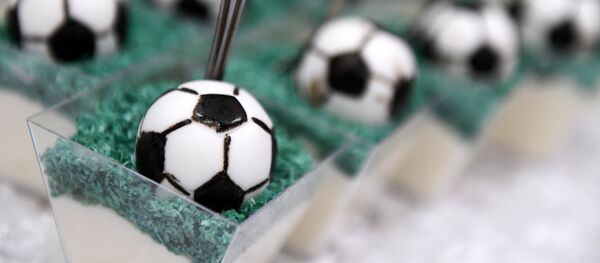 Пирожные в виде футбольных мячей на открытии центра выдачи паспортов болельщиков Пирожные в виде футбольных мячей на открытии центра выдачи паспортов болельщиков - Sputnik Южная Осетия