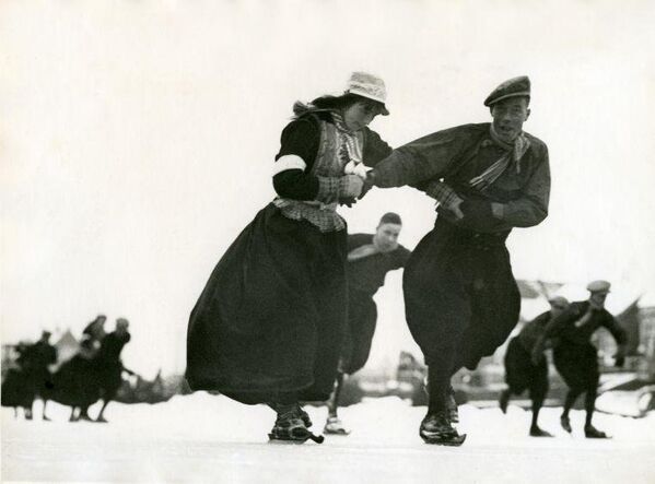 Катание на деревянных коньках в традиционных костюмах в Маркене, Нидерланды. 1938 год Архивное фото - Sputnik Южная Осетия