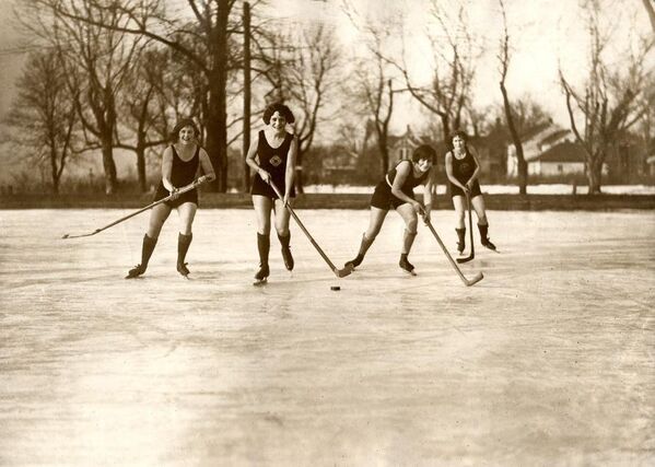 Женский хоккей на льду в купальниках. Миннеаполис, США, 1925 год. Архивное фото - Sputnik Южная Осетия