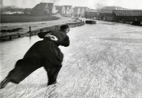 Фигуристка в костюме. Нидерланды, январь 1933 года. Архивное фото - Sputnik Южная Осетия