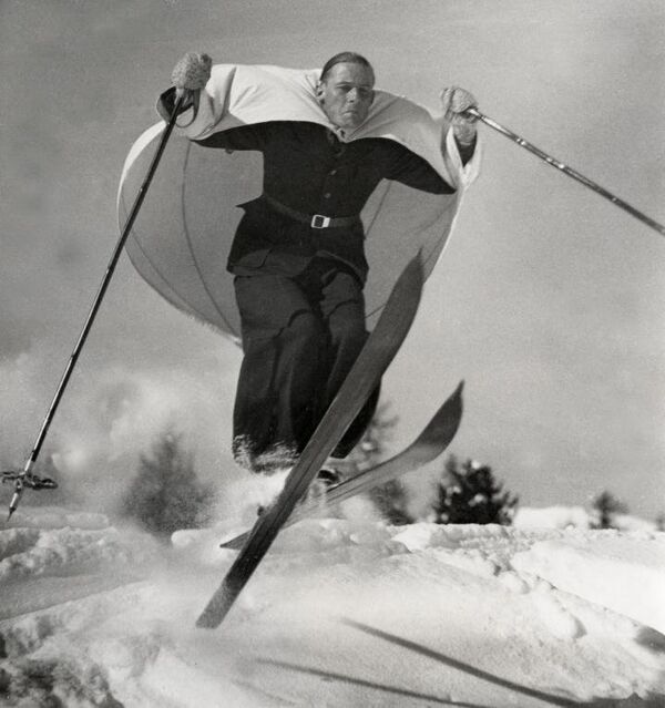 Лыжи и парус (скайсейлинг) — новый вид спорта, изобретенный в Австрии. Архивное фото - Sputnik Южная Осетия