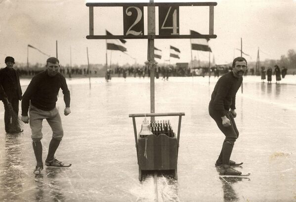 Голландские конькобежцы в Леэвардене (Нидерланды), 1914 год. Архивное фото - Sputnik Южная Осетия