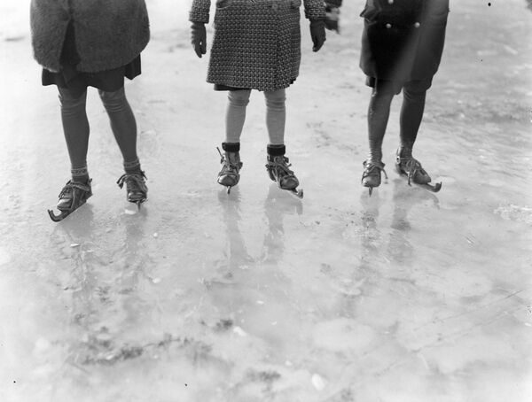 Девочки на коньках. Архивное фото - Sputnik Южная Осетия