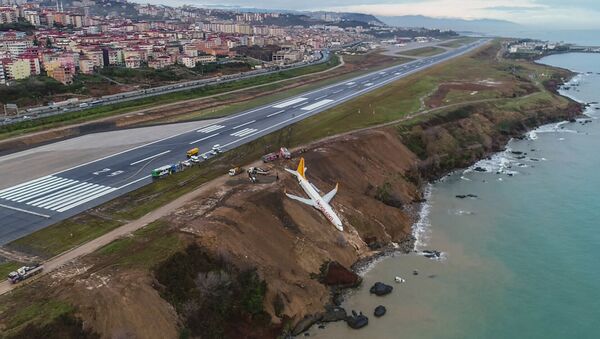 В Турции пассажирский самолет съехал с взлетно-посадочной полосы - Sputnik Южная Осетия