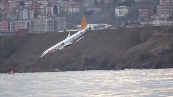 Пассажирский самолет в Турции застрял на склоне над морем. Кадры с места ЧП - Sputnik Южная Осетия