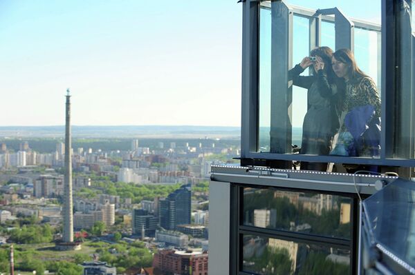 Открытая смотровая площадка расположена в бизнес-центре Высоцкий на 52-м этаже на высоте 186 метров. Отсюда открывается фантастический вид: панорама Екатеринбурга простирается вдаль на 25 километров - Sputnik Южная Осетия