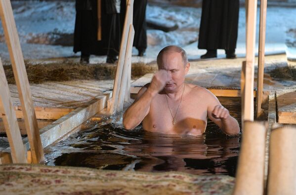 Президент РФ В. Путин принял участие в крещенских купаниях на озере Селигер - Sputnik Южная Осетия