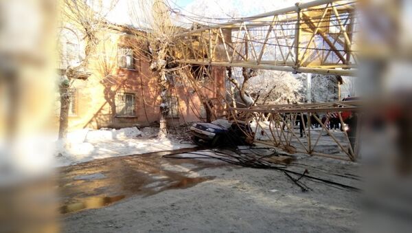 Башенный кран упал на жилой дом в Кирове - Sputnik Южная Осетия