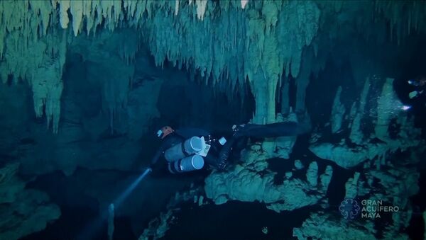 Самая большая в мире затопленная пещера. Подводная съемка - Sputnik Южная Осетия